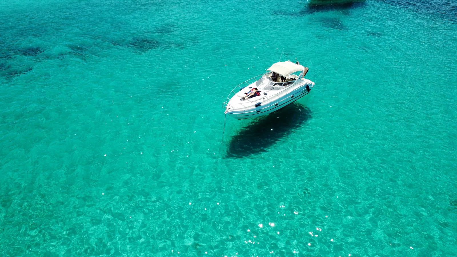 Barca in mare cristallino